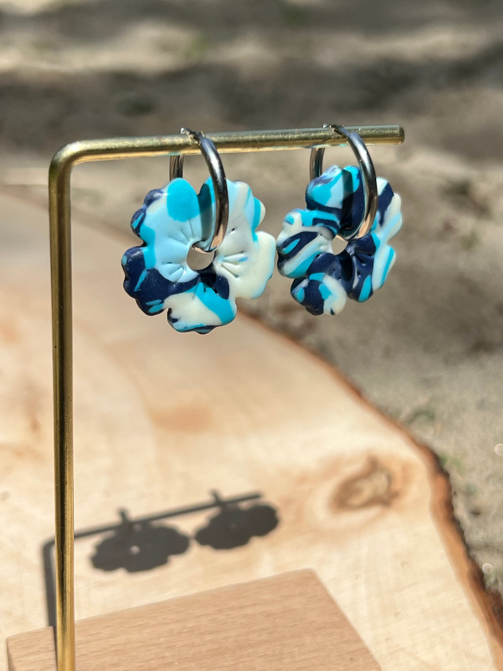 Créoles Océane – Boucles d’oreilles artisanales en pâte polymère | Bleu marine, bleu ciel & blanc