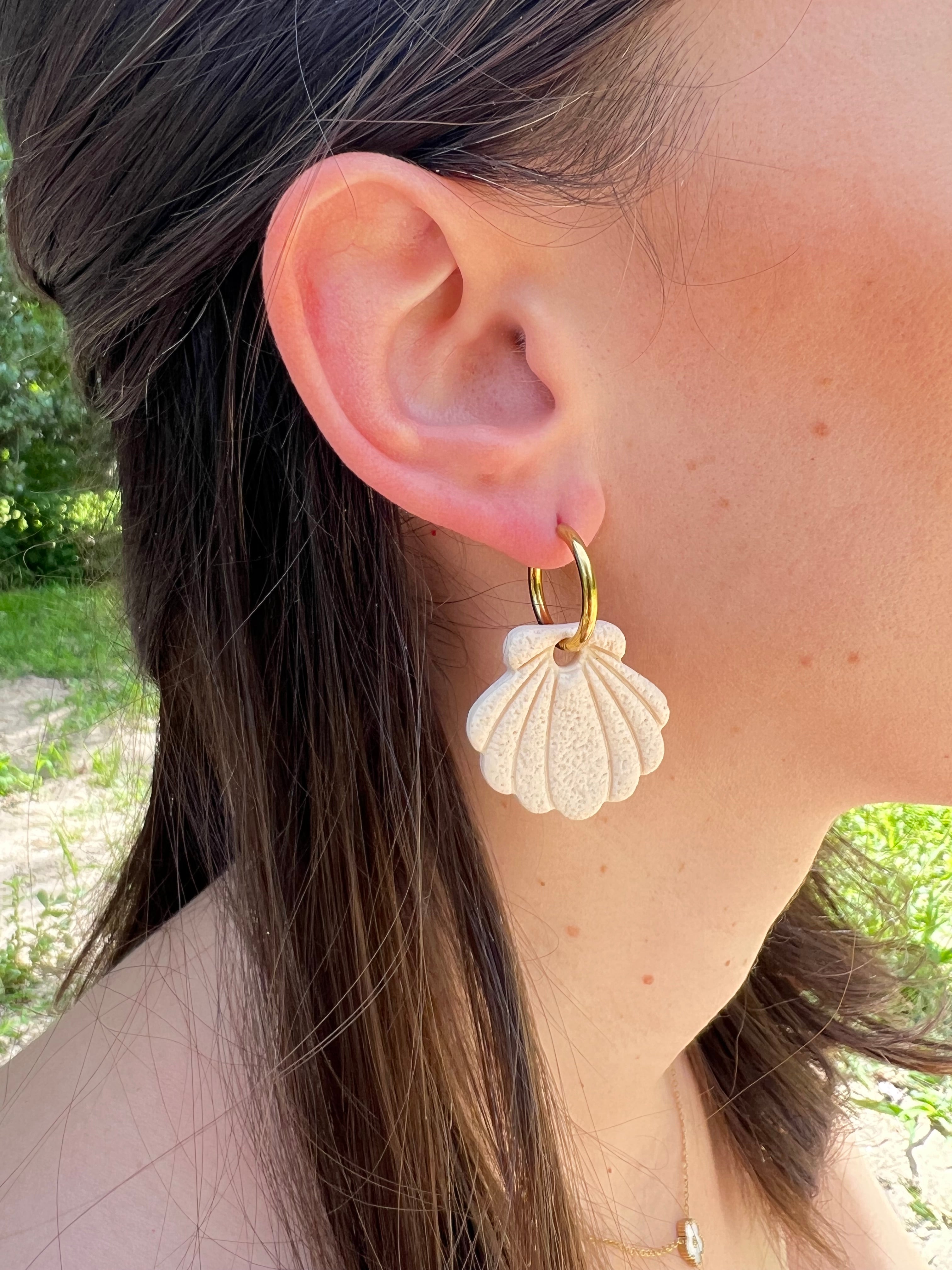 Créoles Coquillage d’ivoire – Boucles d’oreilles artisanales en pâte polymère | Ivoire & doré