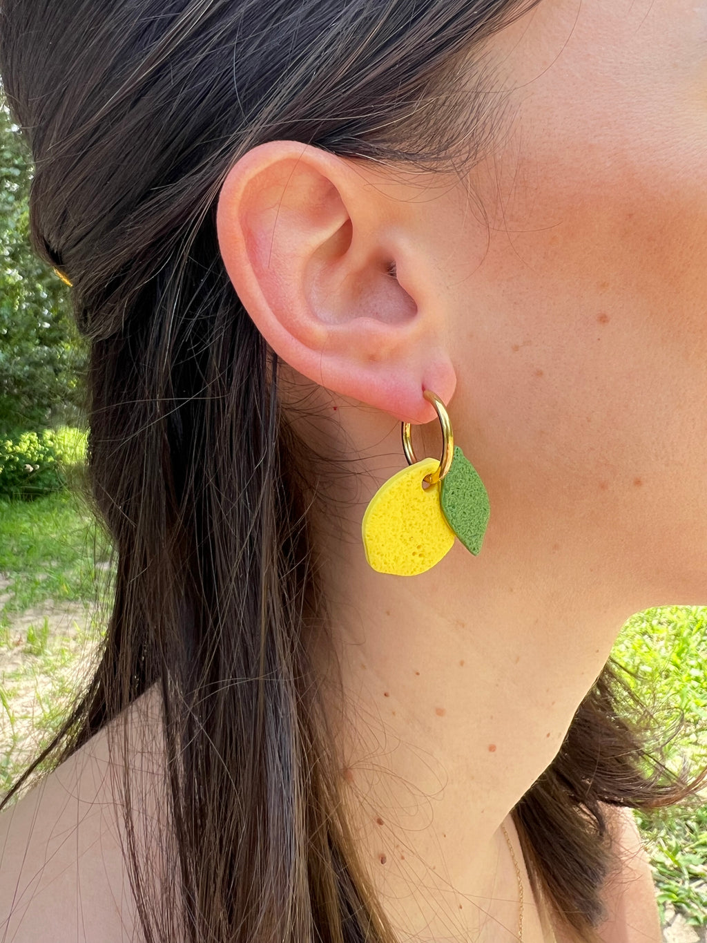 Créoles Citrus – Boucles d’oreilles artisanales en pâte polymère | Jaune citron & vert feuillage