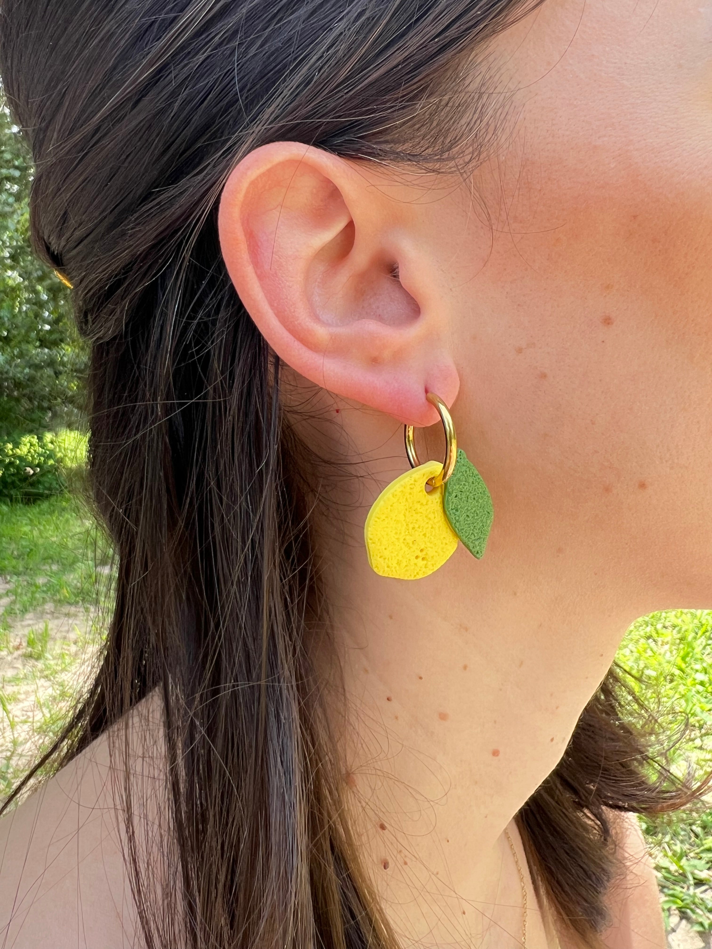 Créoles Citrus – Boucles d’oreilles artisanales en pâte polymère | Jaune citron & vert feuillage