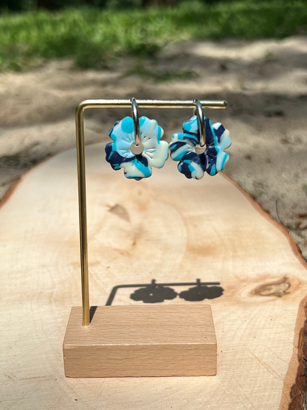 Créoles Océane – Boucles d’oreilles artisanales en pâte polymère | Bleu marine, bleu ciel & blanc
