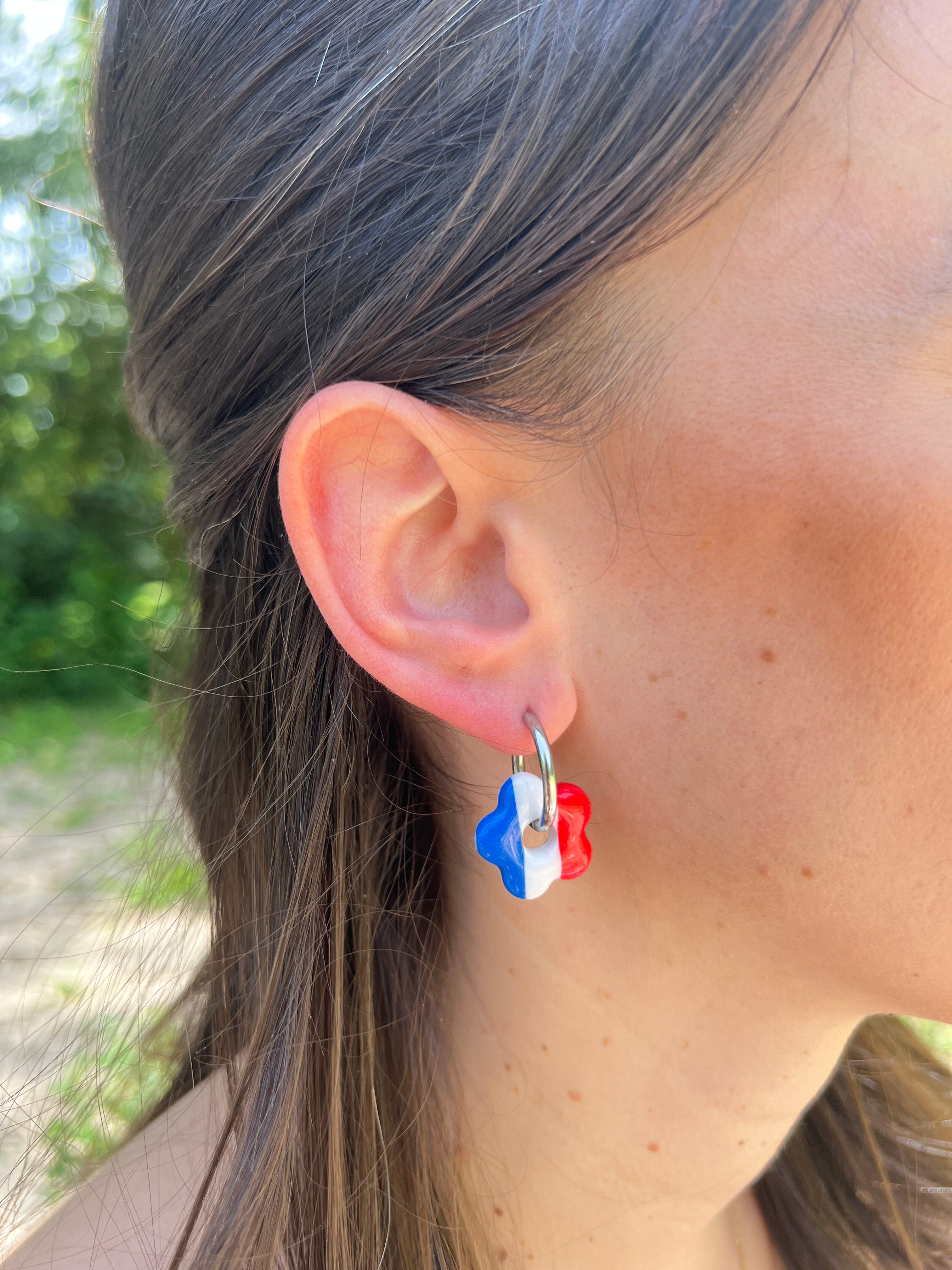 Créoles Tricolore – Boucles d’oreilles artisanales en pâte polymère | Bleu, blanc & rouge