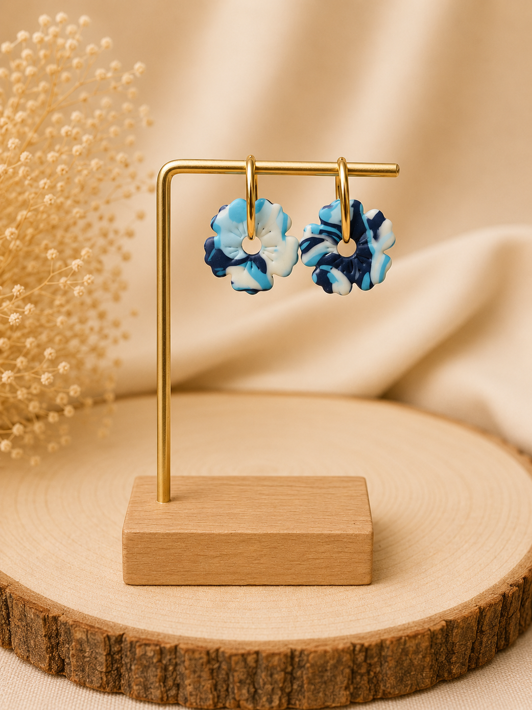 Créoles Océane – Boucles d’oreilles artisanales en pâte polymère | Bleu marine, bleu ciel & blanc