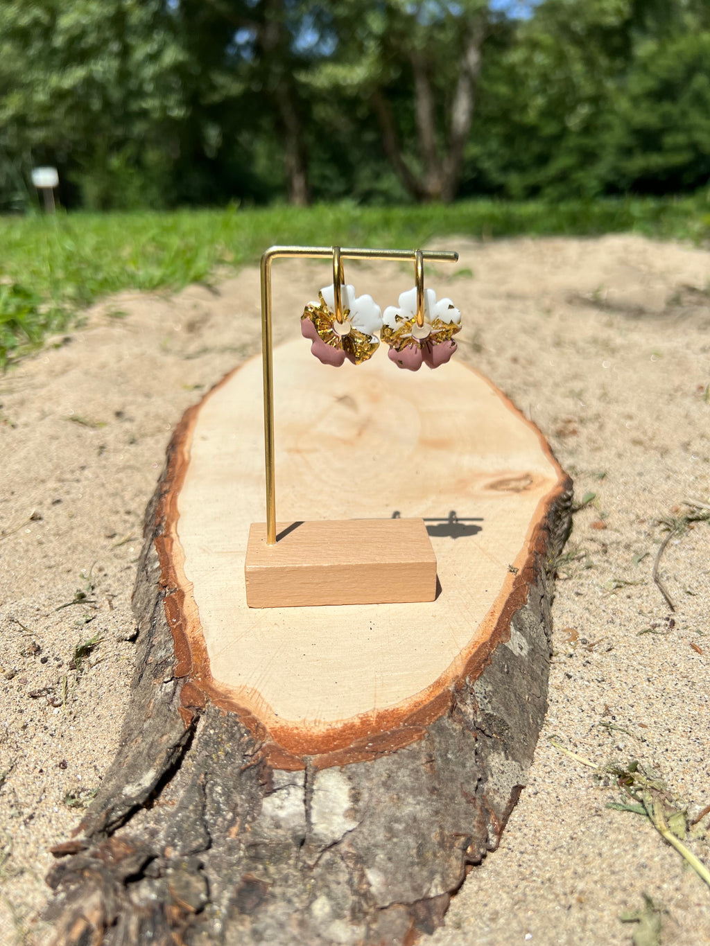 Créoles Iris – Boucles d’oreilles artisanales en pâte polymère | Blanc ivoire, mauve poudré & doré
