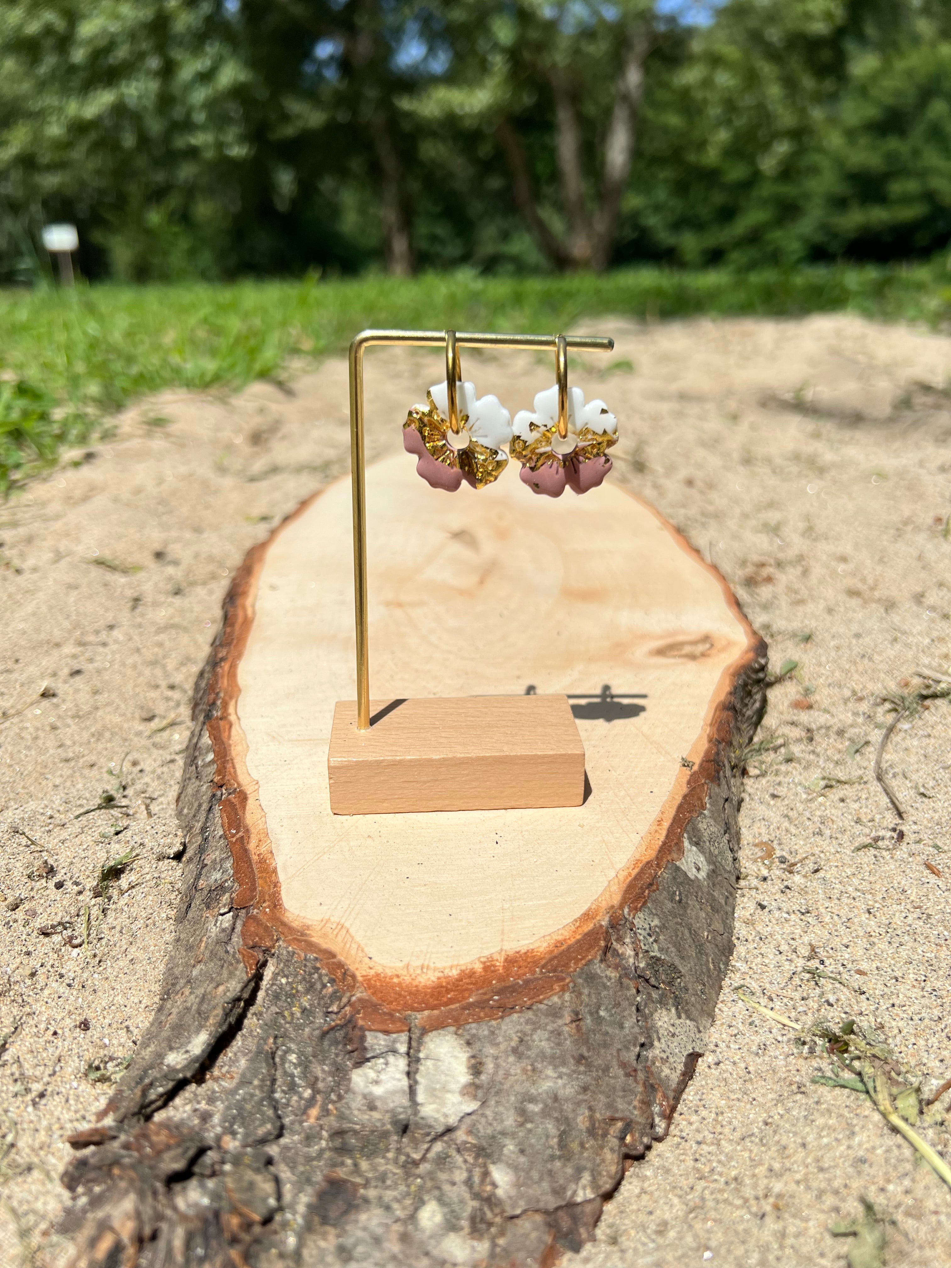 Créoles Iris – Boucles d’oreilles artisanales en pâte polymère | Blanc ivoire, mauve poudré & doré
