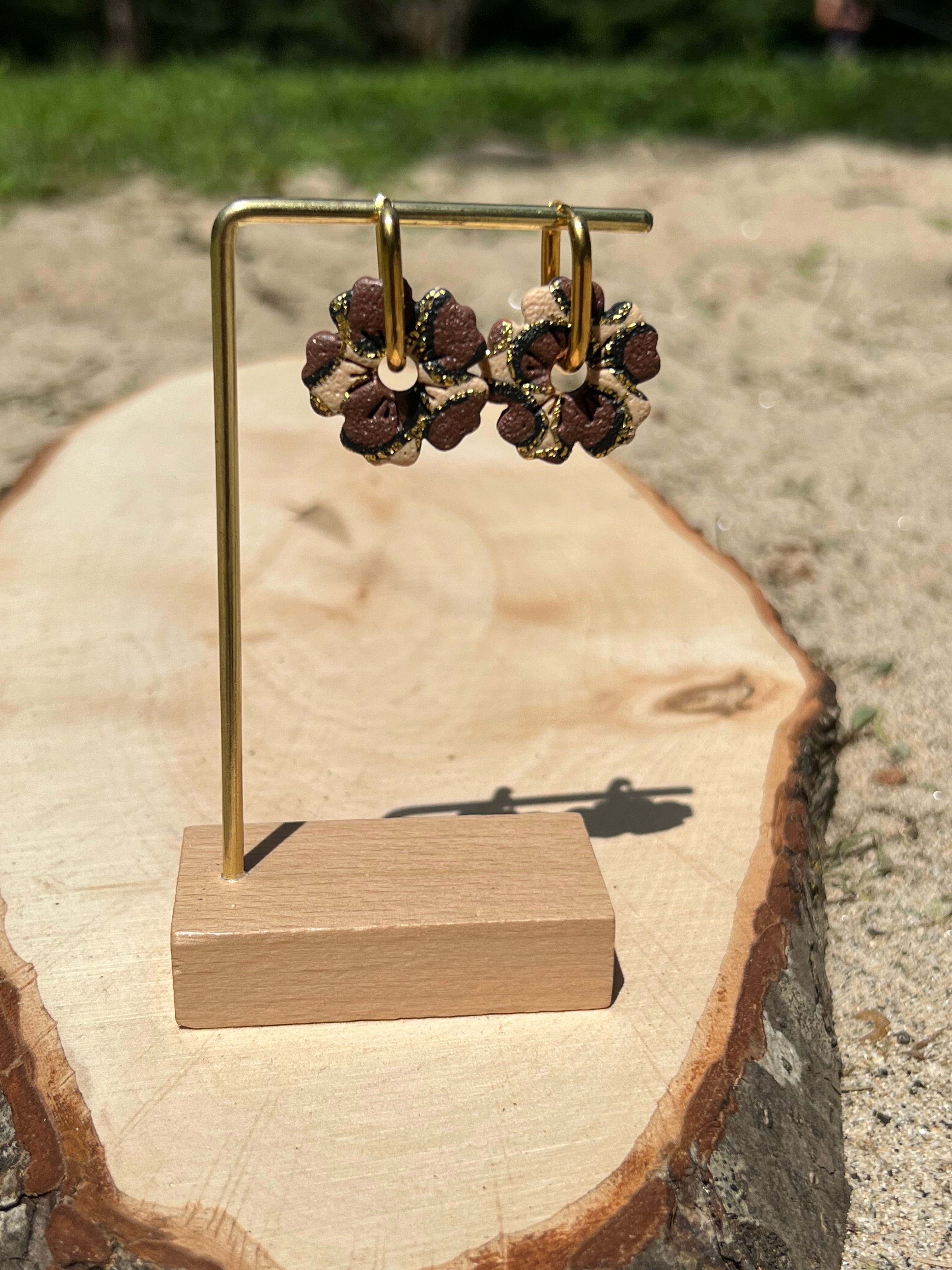 Créoles Léopard – Boucles d’oreilles artisanales en pâte polymère | Beige, chocolat, noir & doré