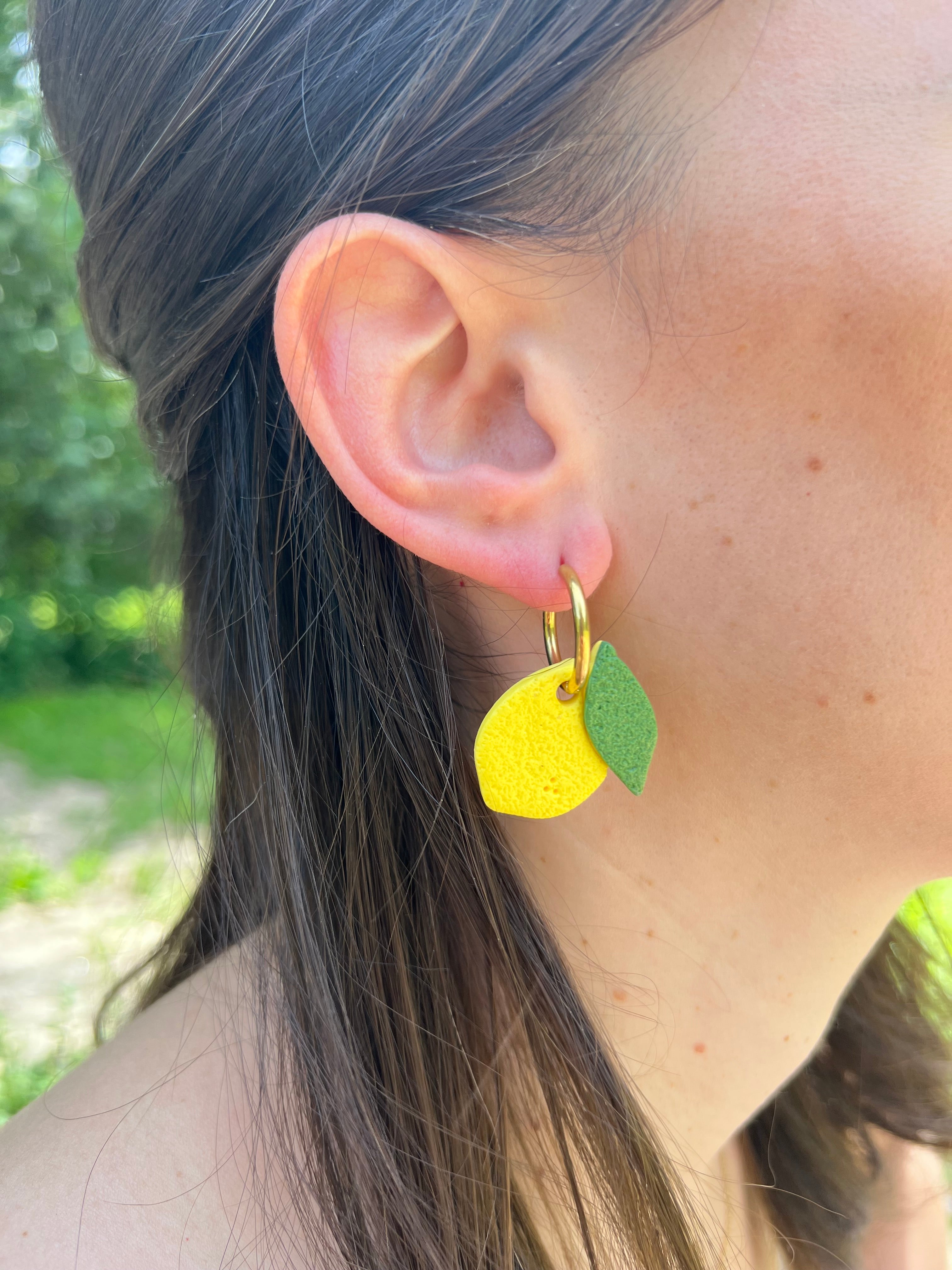 Créoles Citrus – Boucles d’oreilles artisanales en pâte polymère | Jaune citron & vert feuillage