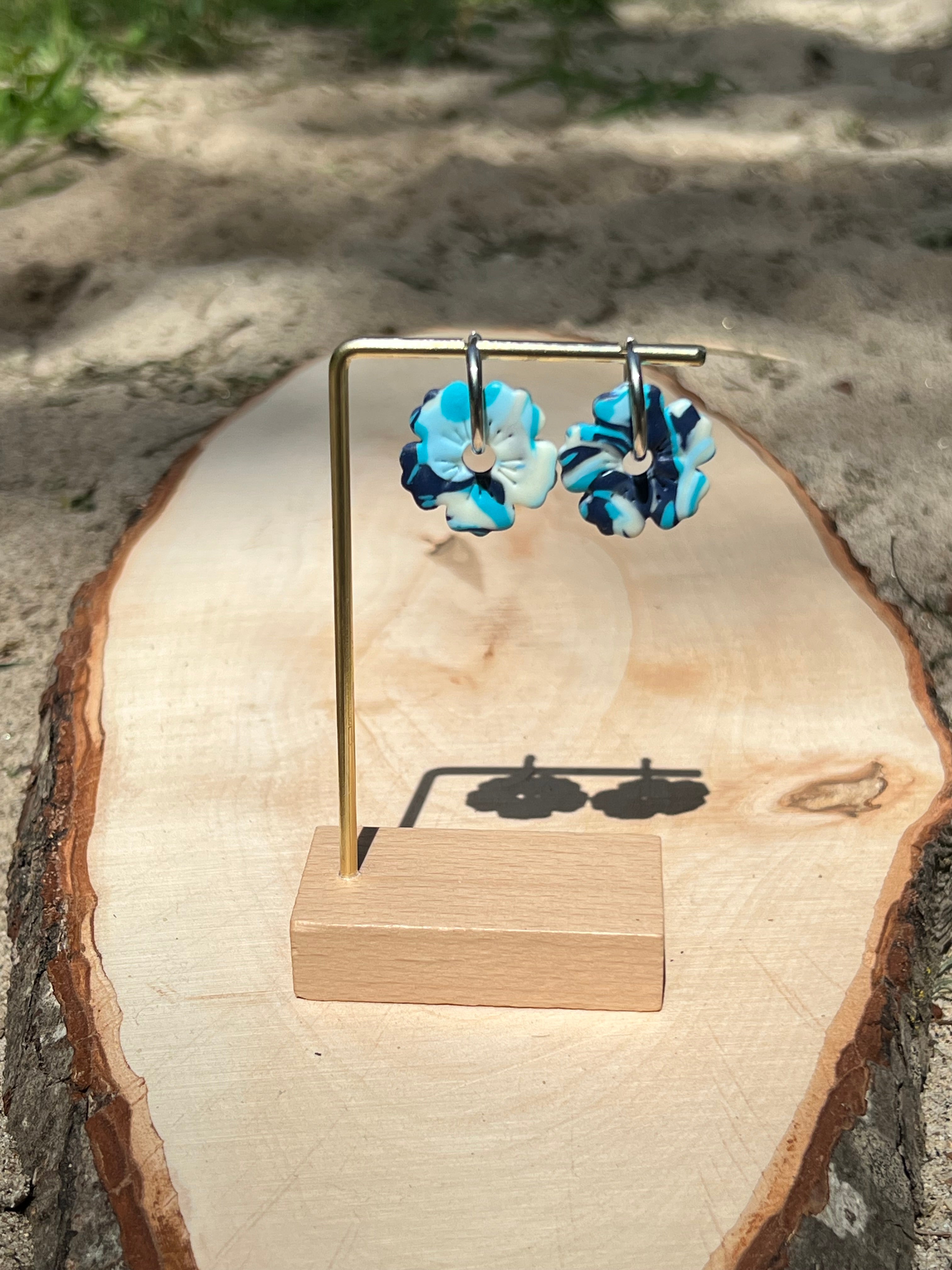 Créoles Océane – Boucles d’oreilles artisanales en pâte polymère | Bleu marine, bleu ciel & blanc