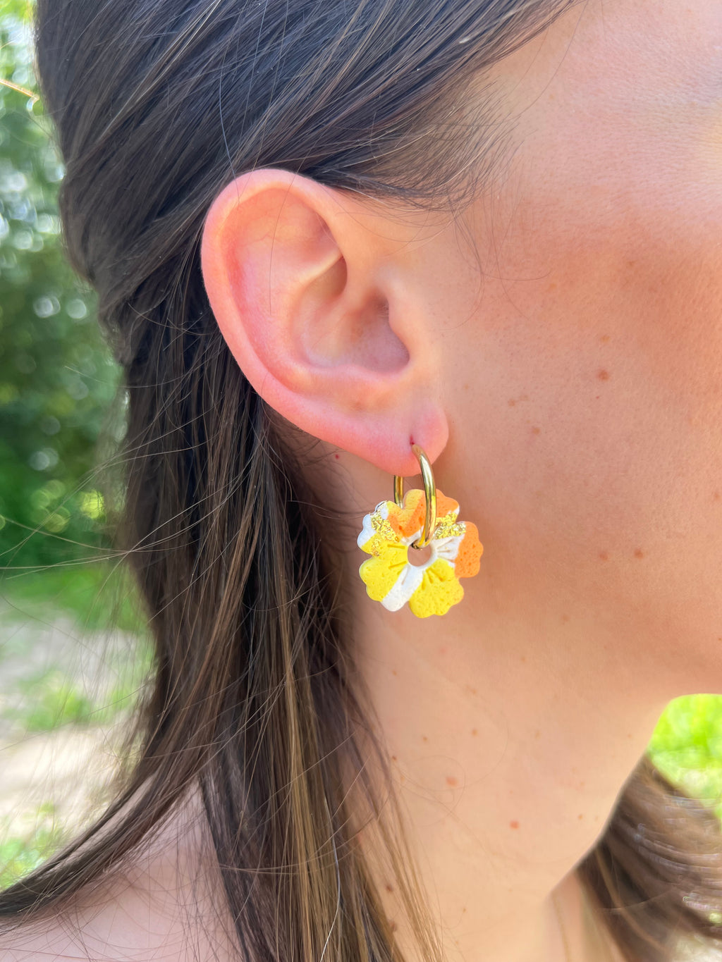 Créoles Aurore Dorée – Boucles d’oreilles artisanales en pâte polymère | Jaune, orange, blanc & doré