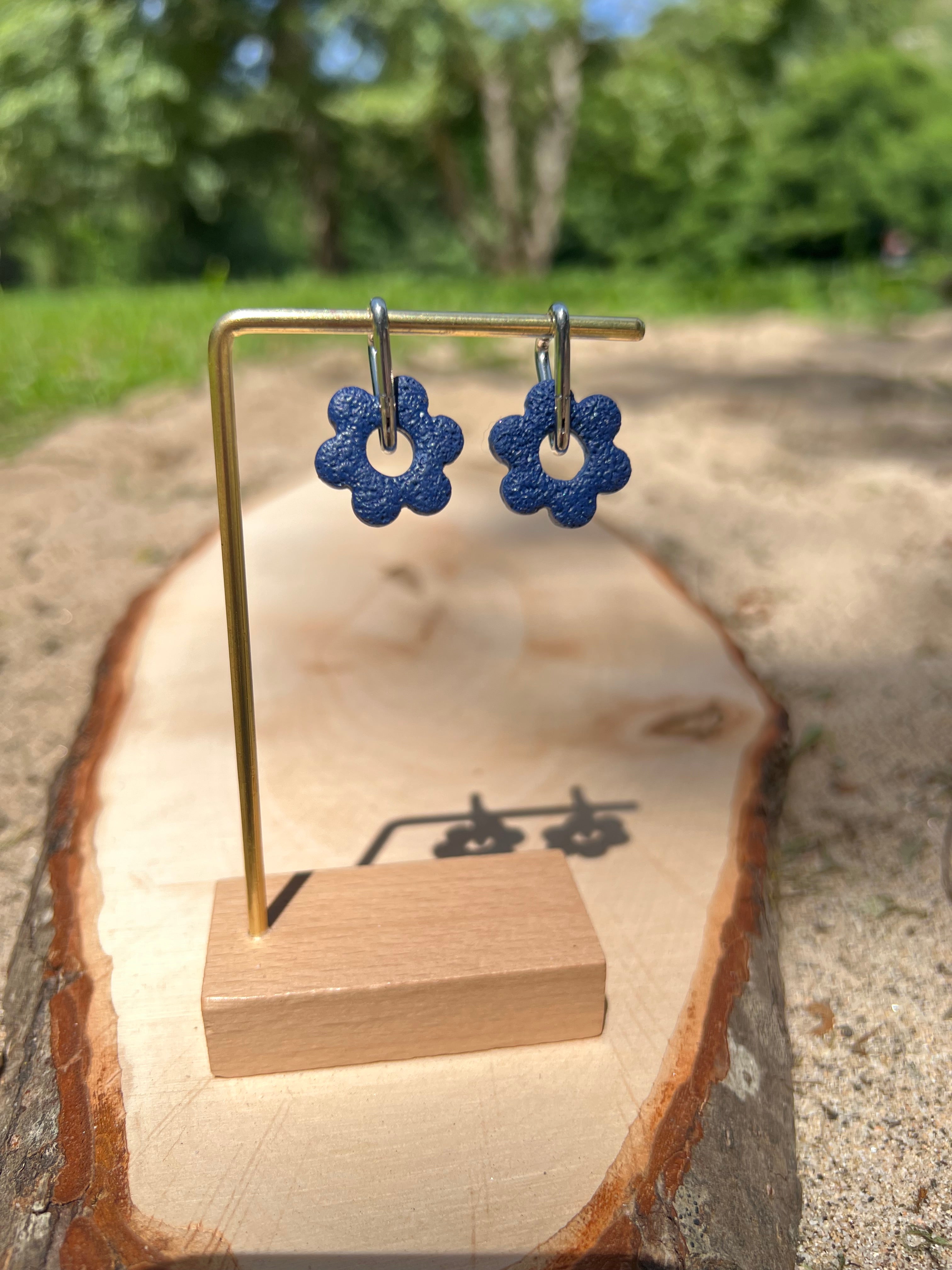 Créoles Marina Réversible – Boucles d’oreilles artisanales en pâte polymère | Bleu marine, bleu & blanc
