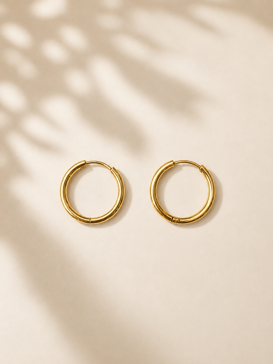 Créoles Fleur de Soleil – Boucles d’oreilles artisanales en pâte polymère | Jaune, bleu, doré, vert & blanc