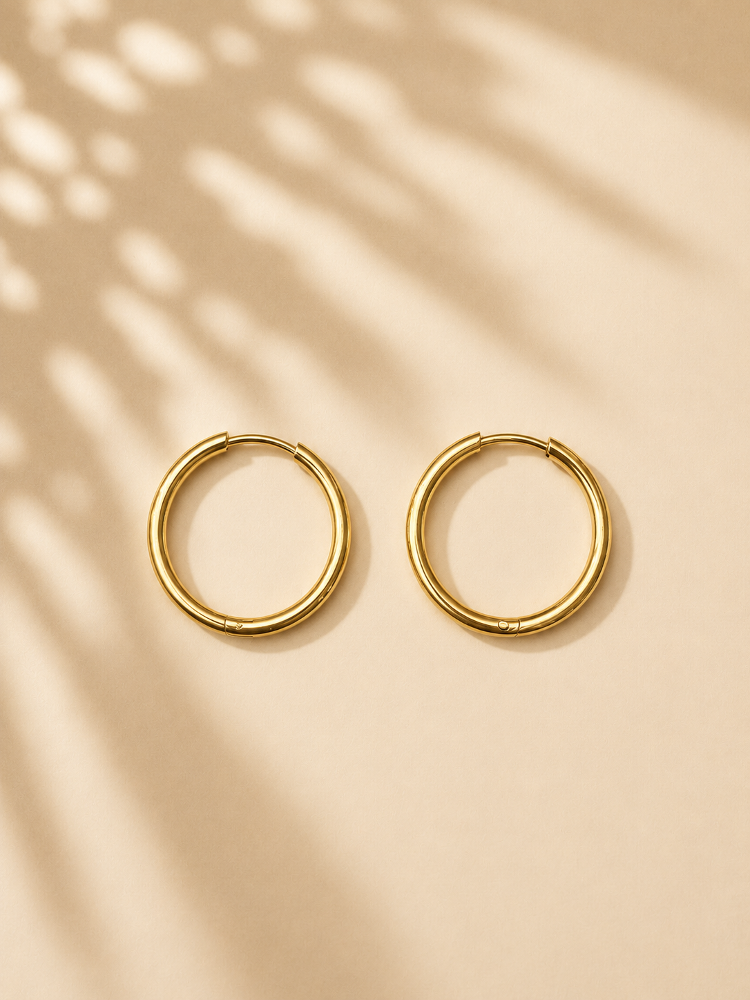 Créoles Fleur de Soleil – Boucles d’oreilles artisanales en pâte polymère | Jaune, bleu, doré, vert & blanc