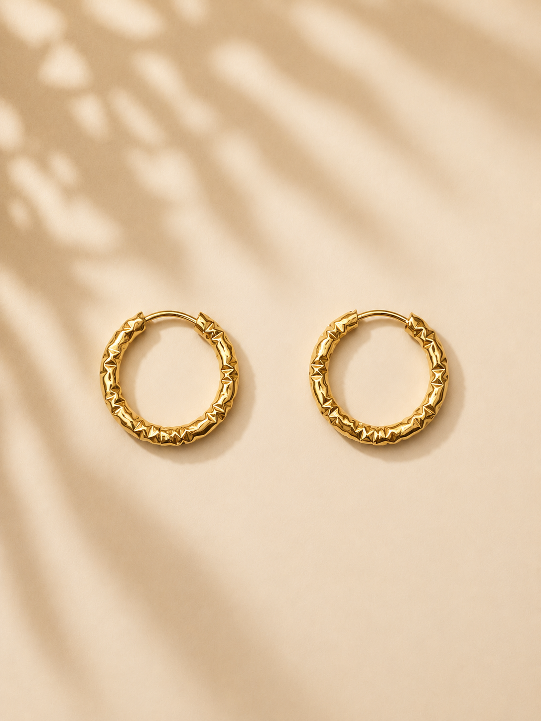 Créoles Fleur de Soleil – Boucles d’oreilles artisanales en pâte polymère | Jaune, bleu, doré, vert & blanc