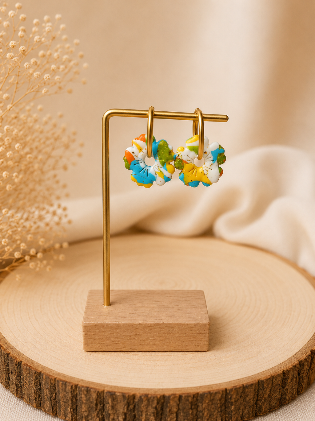 Créoles Fleur de Soleil – Boucles d’oreilles artisanales en pâte polymère | Jaune, bleu, doré, vert & blanc