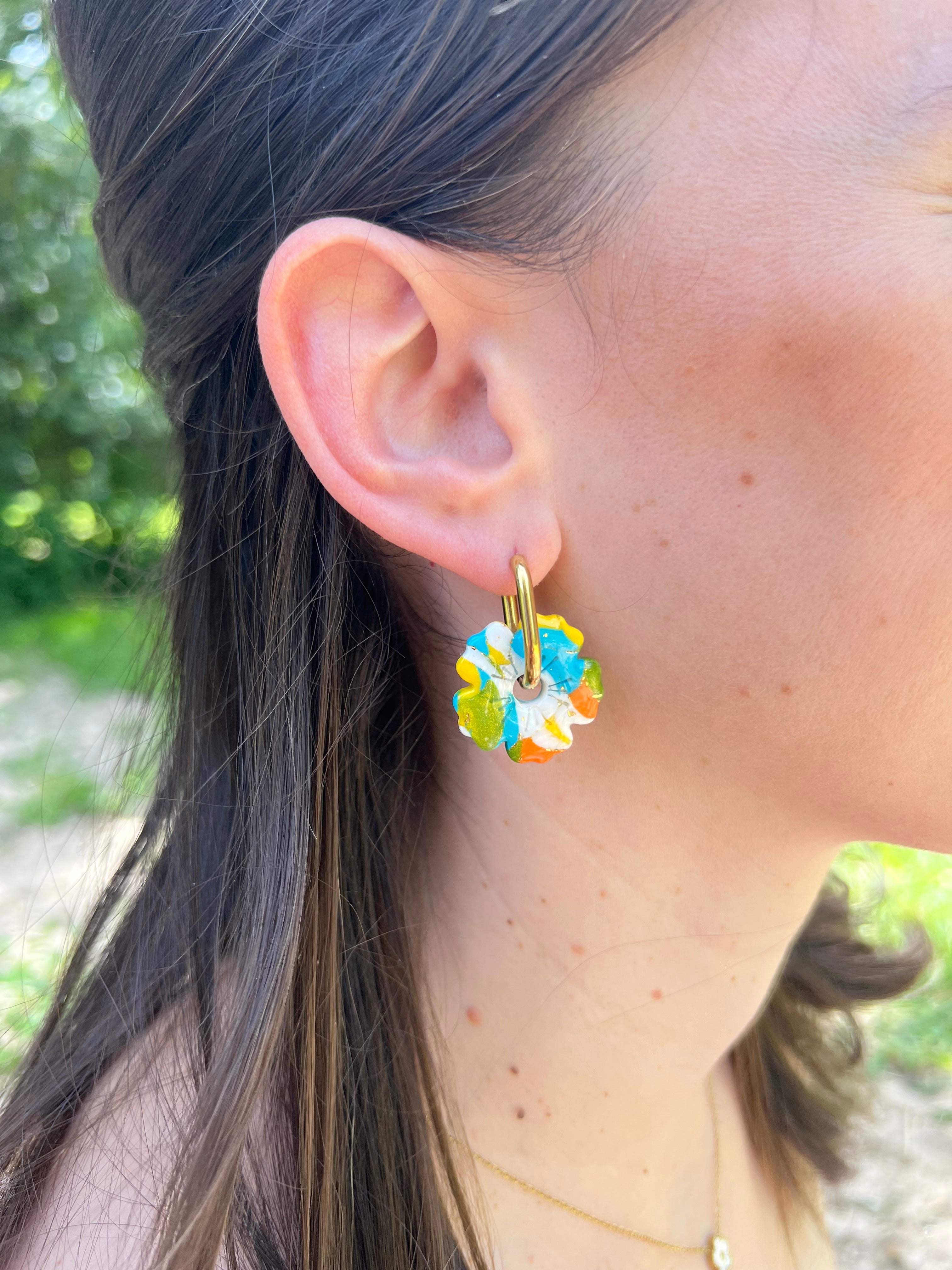 Créoles Fleur de Soleil – Boucles d’oreilles artisanales en pâte polymère | Jaune, bleu, doré, vert & blanc