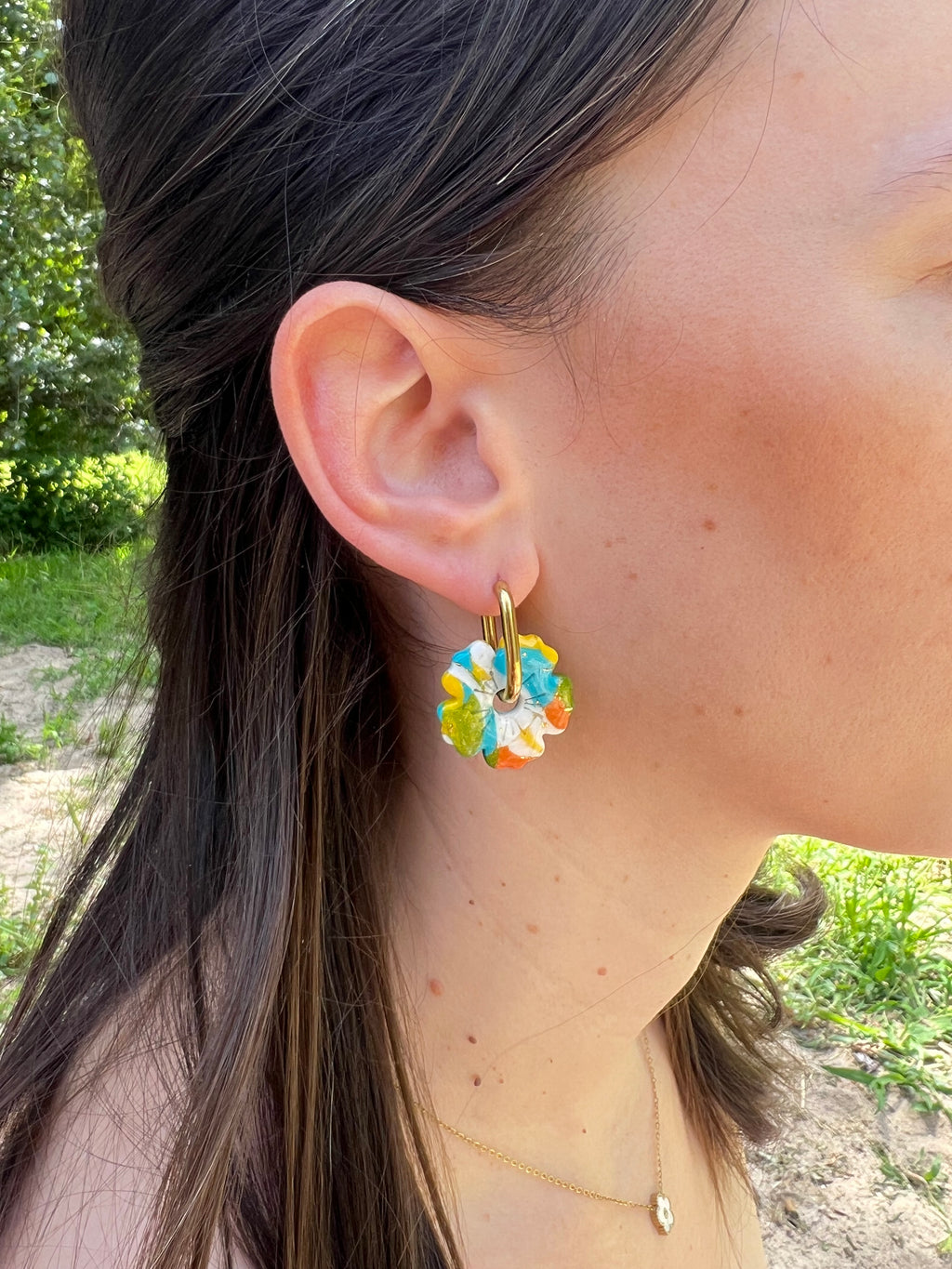 Créoles Fleur de Soleil – Boucles d’oreilles artisanales en pâte polymère | Jaune, bleu, doré, vert & blanc