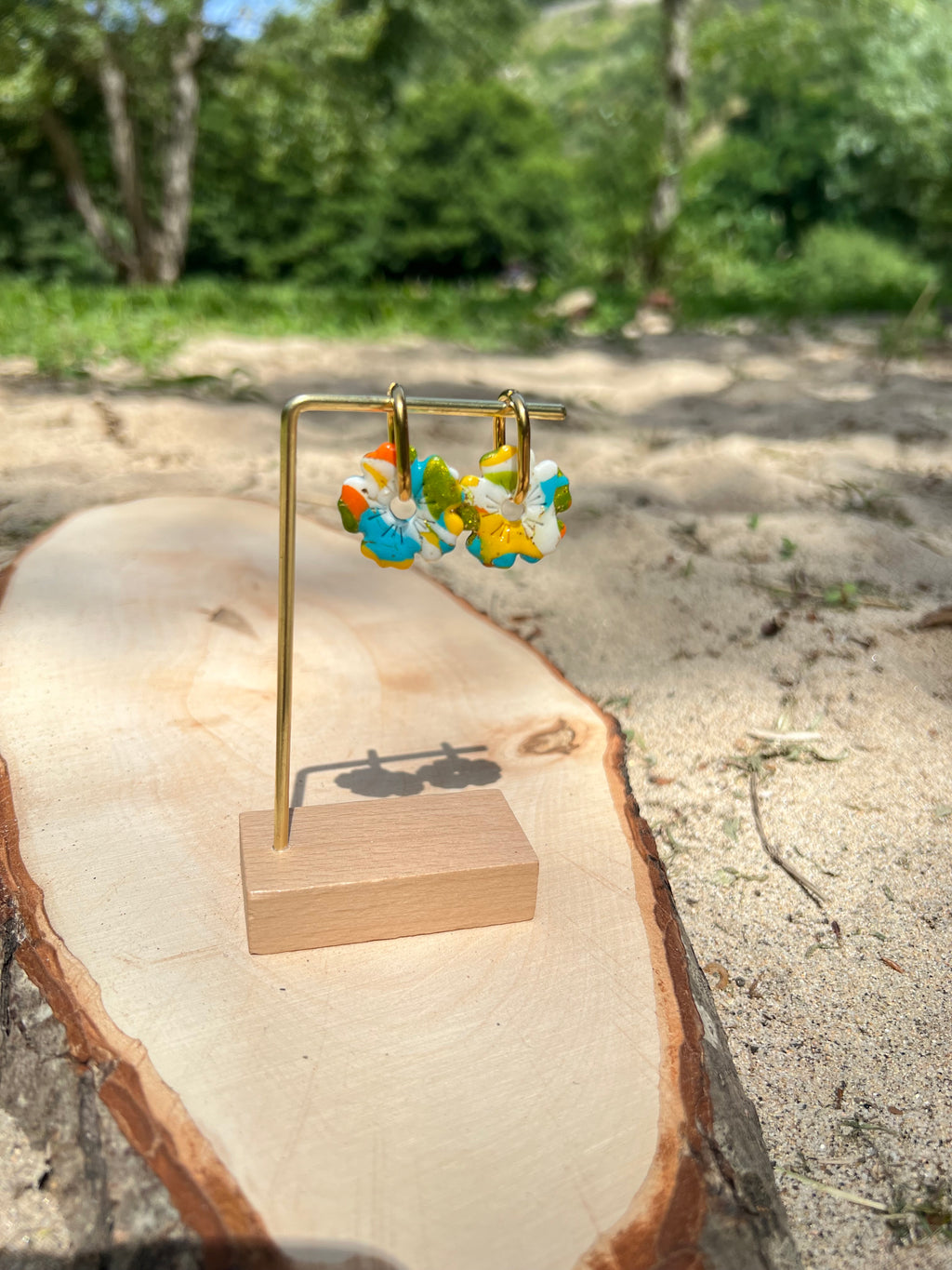 Créoles Fleur de Soleil – Boucles d’oreilles artisanales en pâte polymère | Jaune, bleu, doré, vert & blanc
