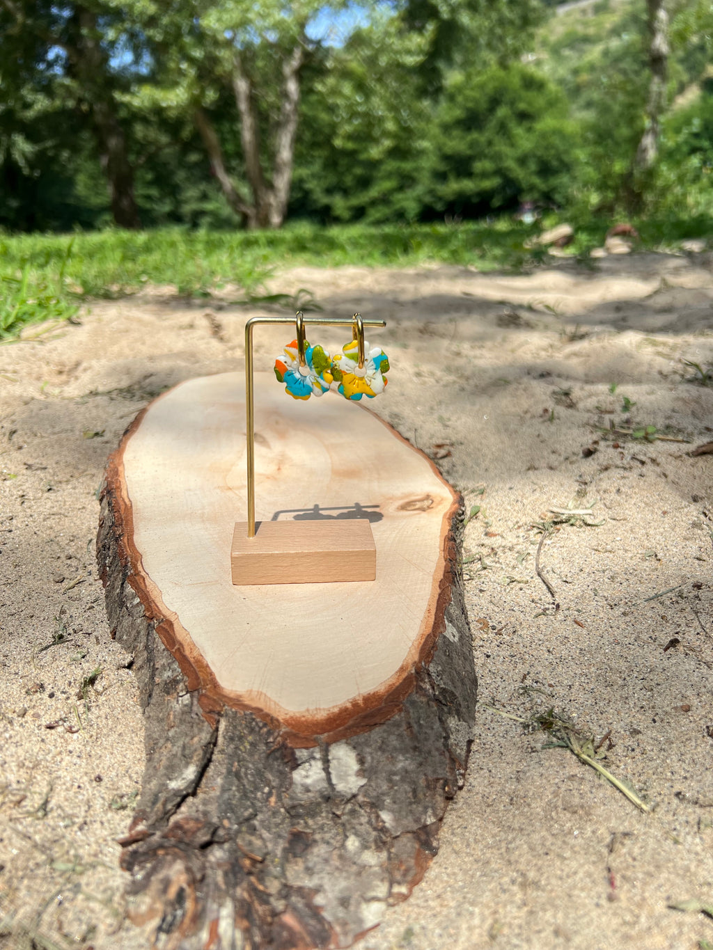 Créoles Fleur de Soleil – Boucles d’oreilles artisanales en pâte polymère | Jaune, bleu, doré, vert & blanc