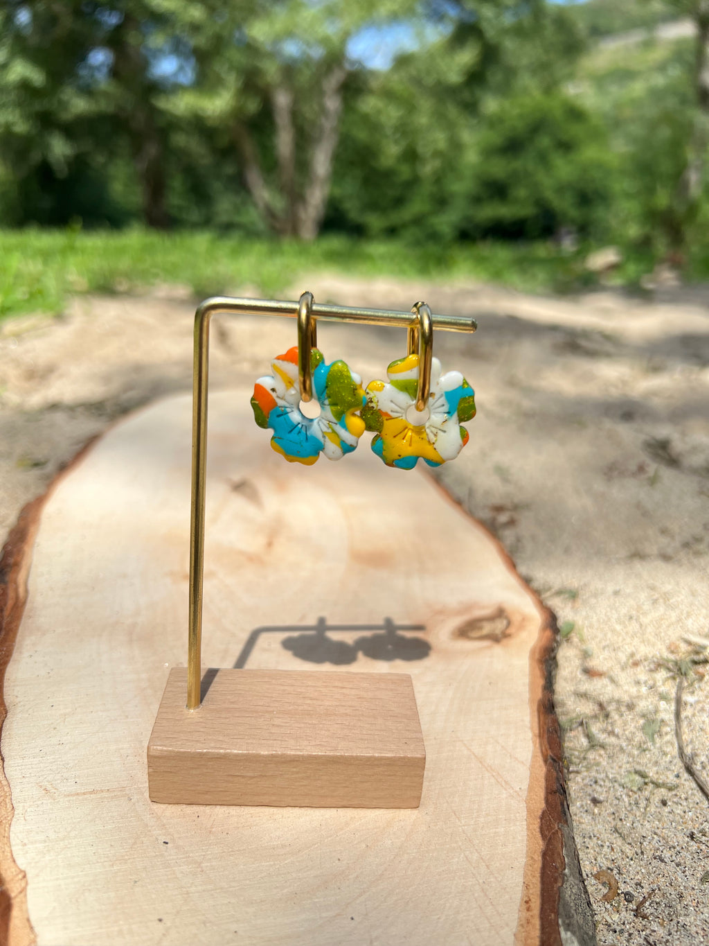 Créoles Fleur de Soleil – Boucles d’oreilles artisanales en pâte polymère | Jaune, bleu, doré, vert & blanc