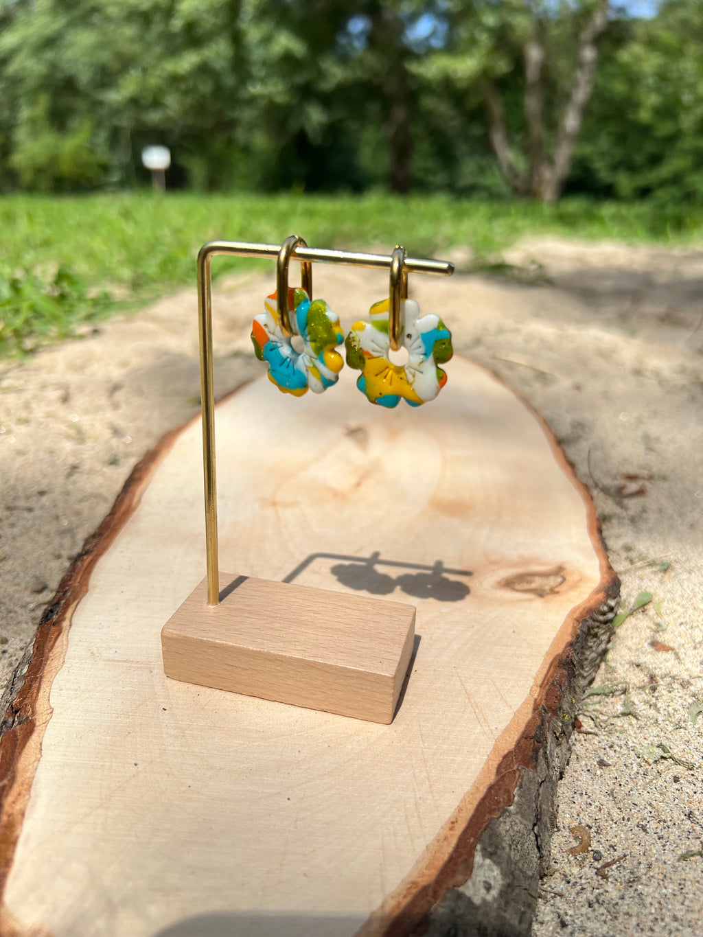 Créoles Fleur de Soleil – Boucles d’oreilles artisanales en pâte polymère | Jaune, bleu, doré, vert & blanc